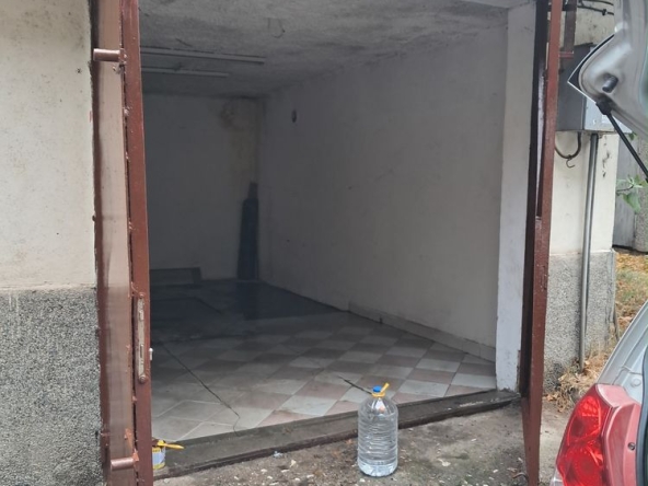 Дава се под наем Гараж / Паркомясто в Пазарджик, Окръжна болница - 22 кв.м за 61.2 € - Снимка #1