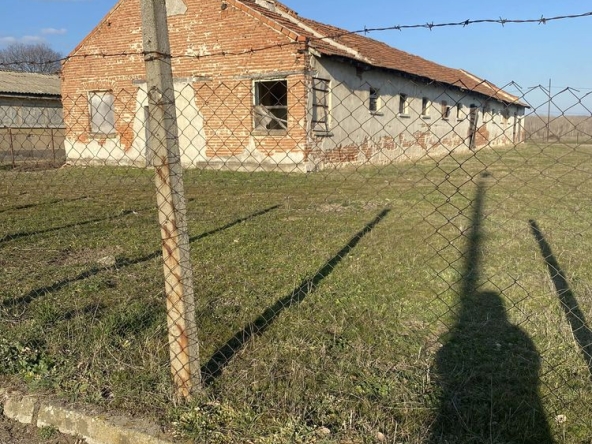 Промишлена сграда в Любимец - 22000 кв.м за 0 €/кв.м - Снимка #1
