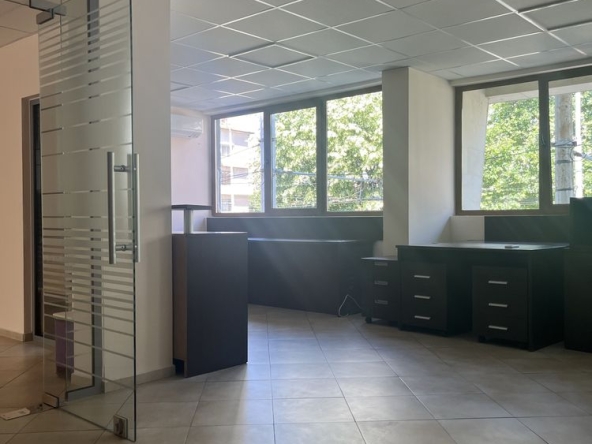 Дава се под наем Офис в Варна, Базар Левски - 1000 кв.м за 1000 € - Снимка #1