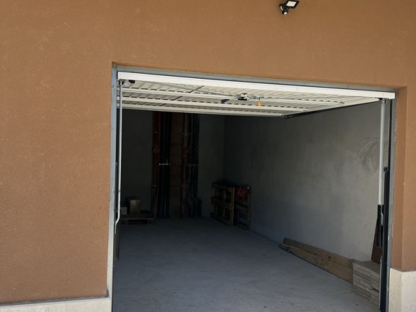 Дава се под наем Гараж / Паркомясто в София, Зона Б-5-3 - 20 кв.м за 127.5 € - Снимка #1