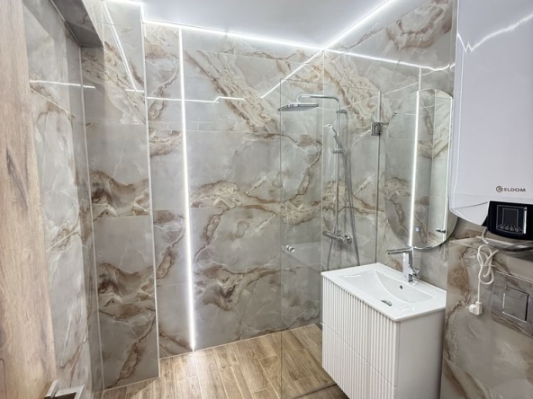 Тристаен апартамент в к.к. Св.Св. Константин и Елена - 90 кв.м за 1513 €/кв.м - Снимка #1