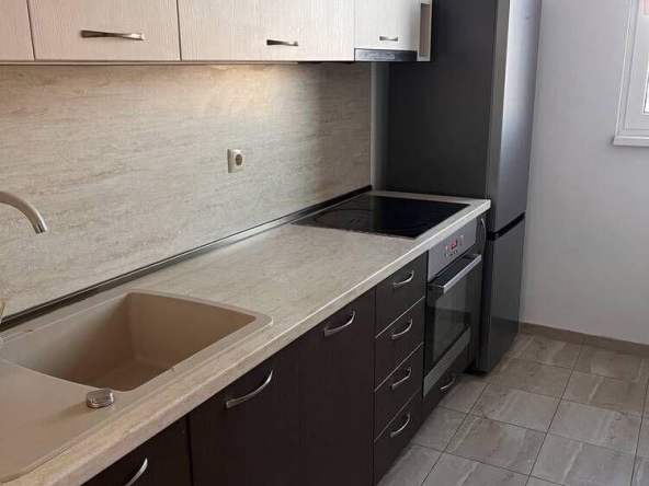 Дава се под наем Тристаен апартамент в Бургас, Изгрев - 90 кв.м за 598.23 € - Снимка #1