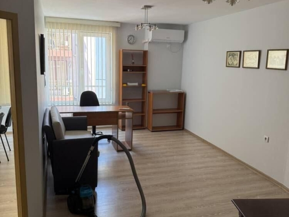 Дава се под наем Офис в Бургас, Център - 50 кв.м за 448.8 € - Снимка #1