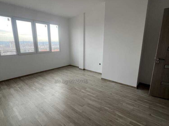 Тристаен апартамент в Шумен, Център - 65 кв.м за 1020 €/кв.м - Снимка #1