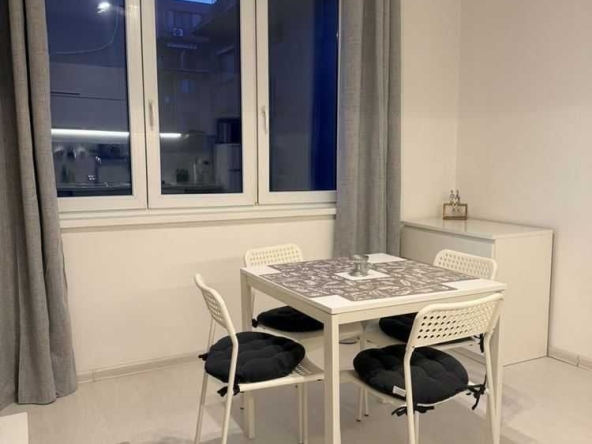 Дава се под наем Тристаен апартамент в София, Център - 60 кв.м за 776.73 € - Снимка #1