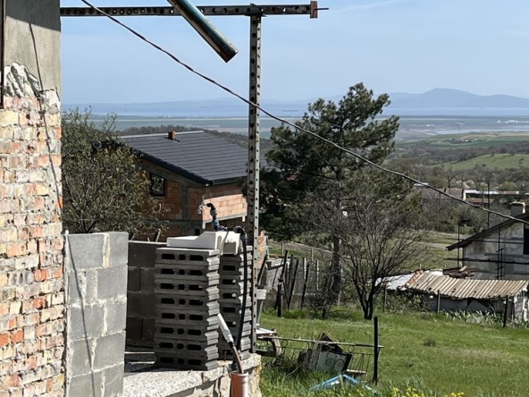 Дава се под наем Къща в с. Изворище, Област Бургас - 40 кв.м за 353.94 € - Снимка #1