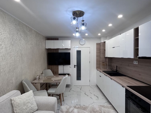 Дава се под наем Двустаен апартамент в к.к. Св.Св. Константин и Елена - 50 кв.м за 598.23 € - Снимка #1