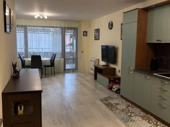 Дава се под наем Тристаен апартамент в Бургас, Лазур - 117 кв.м за 997.05 € - Снимка #1