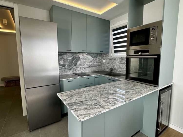 Дава се под наем Тристаен апартамент в Варна, Бриз - 90 кв.м за 698.19 € - Снимка #1