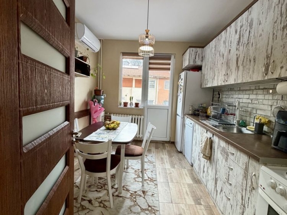 Тристаен апартамент в Плевен, Идеален център - 95 кв.м за 1101 €/кв.м - Снимка #1