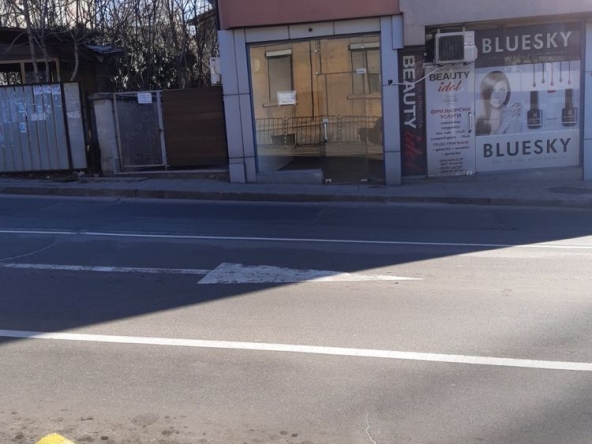 Дава се под наем Магазин в Хасково, Център - 30 кв.м за 219.3 € - Снимка #1