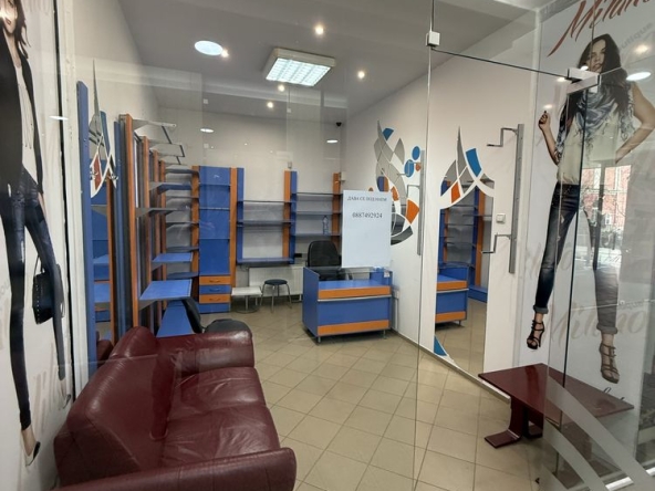 Дава се под наем Магазин в Плевен, Идеален център - 18 кв.м за 199.41 € - Снимка #1