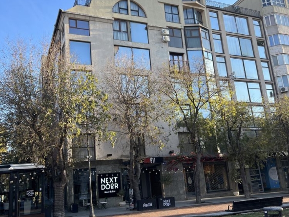 Дава се под наем Магазин в Варна, Червен площад - 27 кв.м за 53863.14 € - Снимка #1