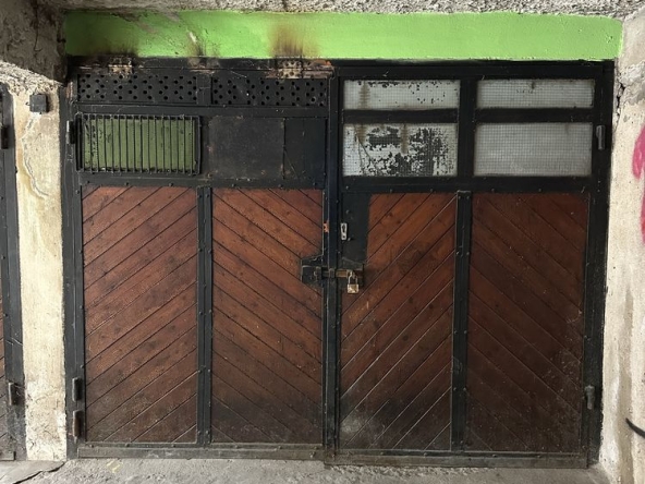 Гараж / Паркомясто в Плевен, Идеален център - 18 кв.м за 907 €/кв.м - Снимка #1