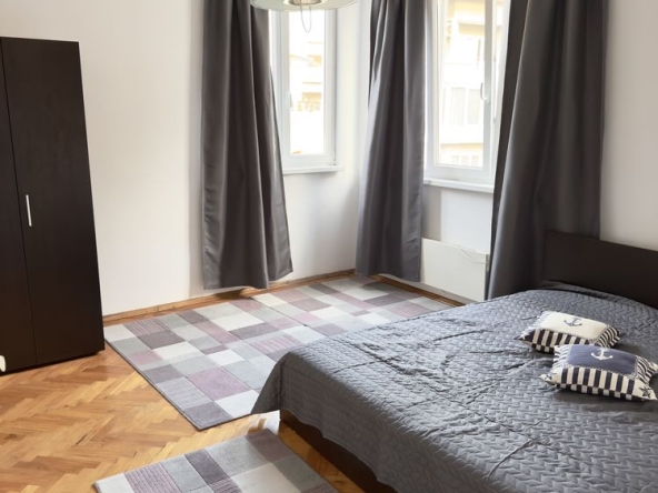 Дава се под наем Тристаен апартамент в Бургас, Център - 110 кв.м за 498.27 € - Снимка #1