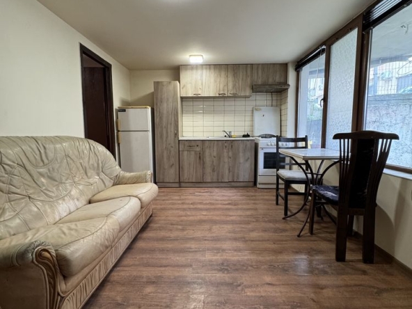 Дава се под наем Двустаен апартамент в Варна, Бриз - 40 кв.м за 348.84 € - Снимка #1