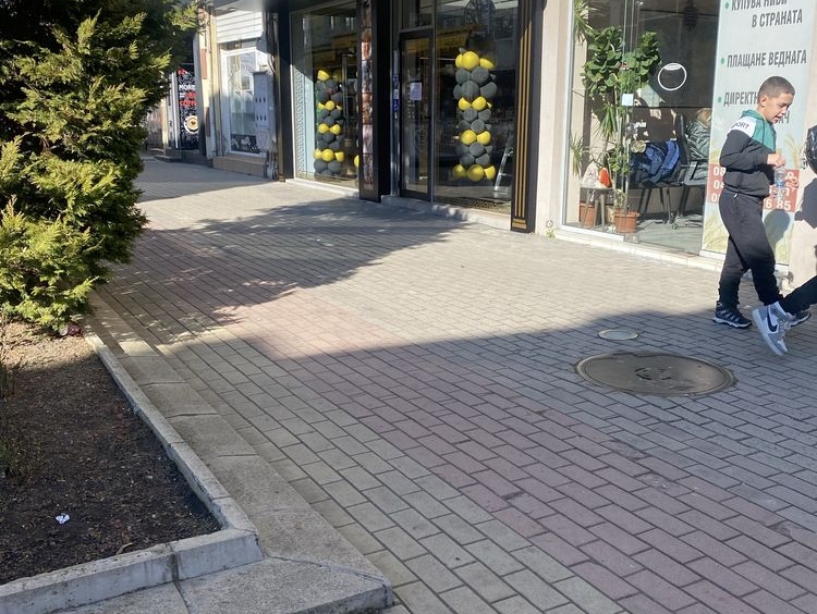 Дава се под наем Магазин в Казанлък - 22 кв.м за 448.8 € - Снимка #1
