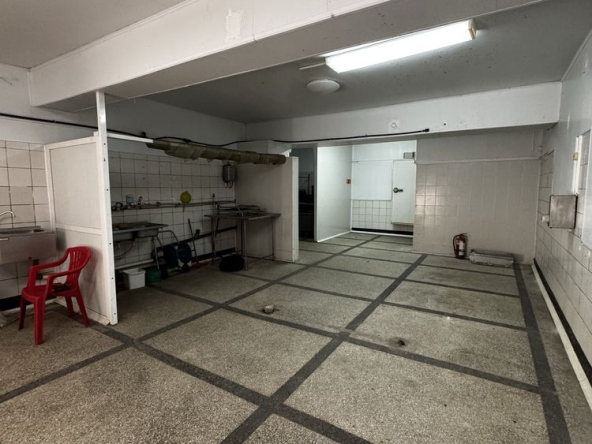 Дава се под наем Промишлена сграда в Панагюрище - 462 кв.м за 1795.2 € - Снимка #1