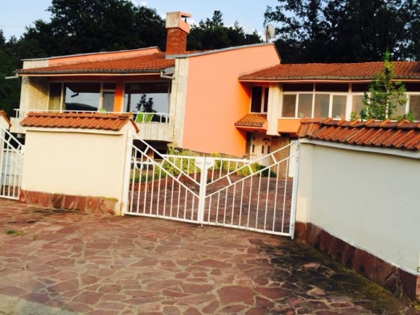 Къща в с. Горно Павликене, Област Ловеч - 500 кв.м за 215 €/кв.м - Снимка #1