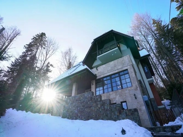 Дава се под наем Къща в к.к. Пампорово - 690 кв.м за 994.5 € - Снимка #1