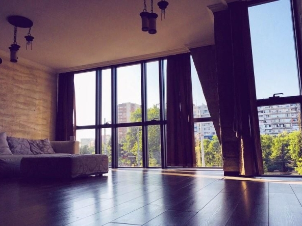 Дава се под наем Двустаен апартамент в Бургас, Център - 97 кв.м за 714 € - Снимка #1