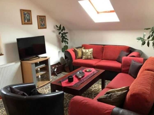 Дава се под наем Тристаен апартамент в Пловдив, Център - 80 кв.м за 373.83 € - Снимка #1