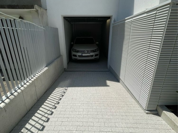 Дава се под наем Гараж / Паркомясто в София, Гео Милев - 30 кв.м за 204 € - Снимка #1