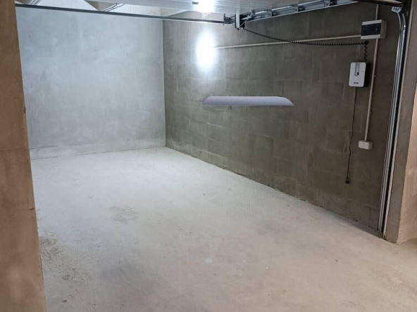 Дава се под наем Гараж / Паркомясто в Бургас, Братя Миладинови - 13 кв.м за 153 € - Снимка #1