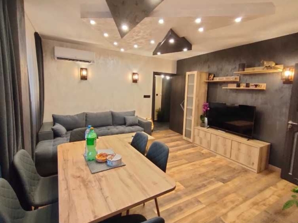 Дава се под наем Тристаен апартамент в София, Студентски град - 90 кв.м за 700 € - Снимка #1