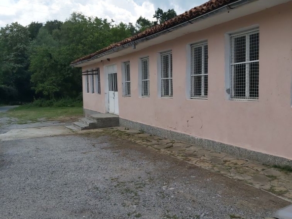 Промишлена сграда в с. Филаретово, Област Сливен - 250 кв.м за 714 €/кв.м - Снимка #1