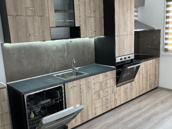 Дава се под наем Тристаен апартамент в Бургас, Славейков - 60 кв.м за 510 € - Снимка #1