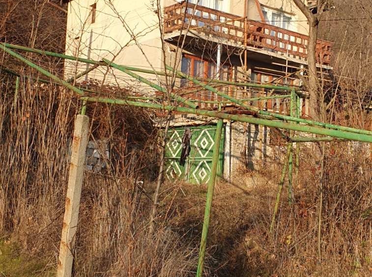 Етаж от къща в Златица - 2300 кв.м за 15 €/кв.м - Снимка #1