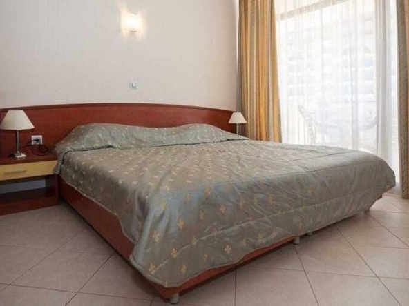 Дава се под наем Двустаен апартамент в к.к. Слънчев бряг - 70 кв.м за 663 € - Снимка #1