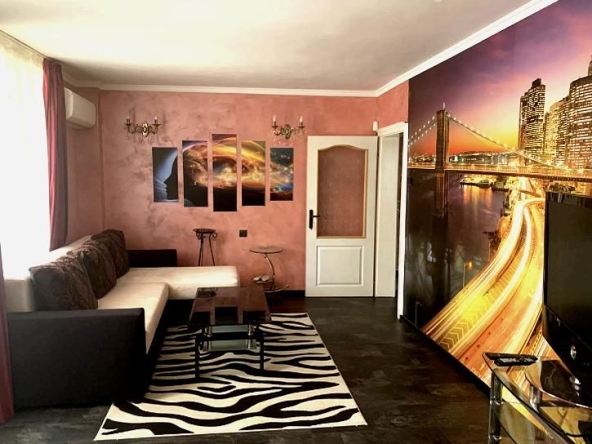 Дава се под наем Тристаен апартамент в Бургас, Лазур - 100 кв.м за 663 € - Снимка #1