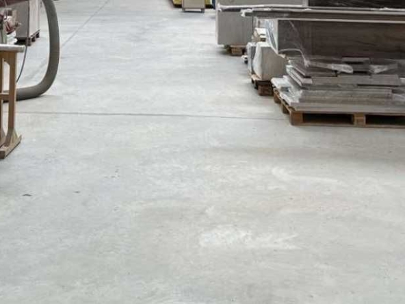 Дава се под наем Склад в Игнатиево - 680 кв.м за 1734 € - Снимка #1