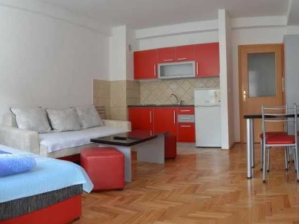 Дава се под наем Едностаен апартамент в Пловдив, Център - 27 кв.м за 122.4 € - Снимка #1