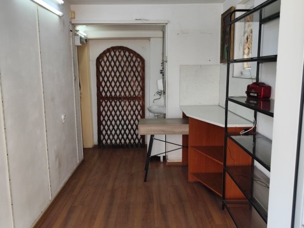 Дава се под наем Магазин в Пловдив, Център - 12 кв.м за 76.5 € - Снимка #1