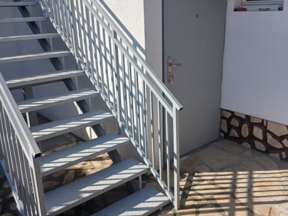 Дава се под наем Едностаен апартамент в с. Бусманци, Област София-град - 30 кв.м за 306 € - Снимка #1