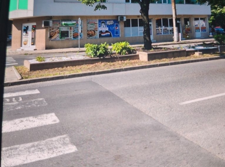 Дава се под наем Магазин в с. Дунавци, Област Стара Загора - 80 кв.м за 459 € - Снимка #1