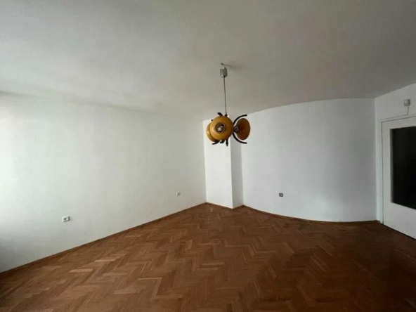 Дава се под наем Тристаен апартамент в Бургас, Център - 97 кв.м за 510 € - Снимка #1