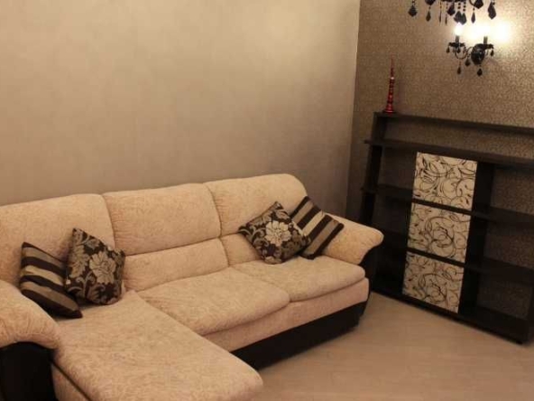 Дава се под наем Тристаен апартамент в Пловдив, Коматево - 90 кв.м за 351.9 € - Снимка #1