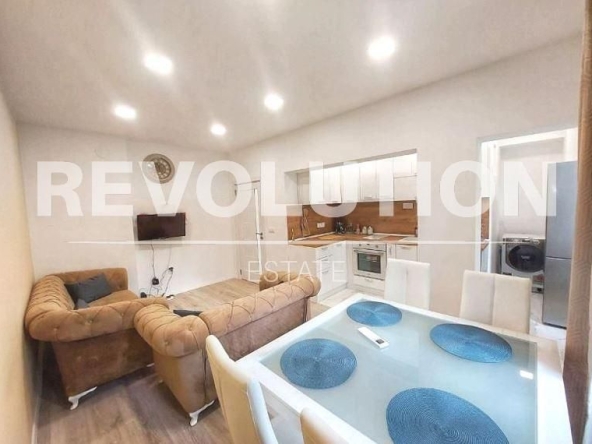 Дава се под наем Тристаен апартамент в Варна, Център - 91 кв.м за 920 € - Снимка #1