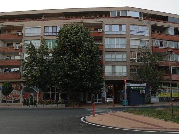 Дава се под наем Тристаен апартамент в Кърджали, Байкал - 88 кв.м за 300 € - Снимка #1