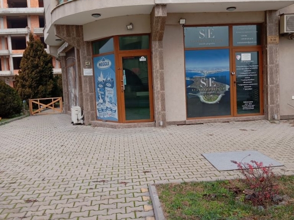 Дава се под наем Магазин в Поморие - 70 кв.м за 446.25 € - Снимка #1