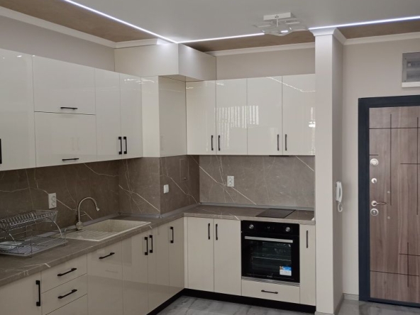 Дава се под наем Тристаен апартамент в Бургас, Изгрев - 85 кв.м за 847.62 € - Снимка #1