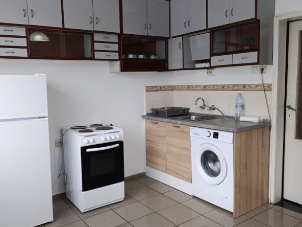 Дава се под наем Тристаен апартамент в Шумен, Център - 85 кв.м за 229.5 € - Снимка #1