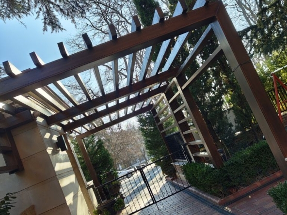 Дава се под наем Тристаен апартамент в к.к. Св.Св. Константин и Елена - 92 кв.м за 816 € - Снимка #1