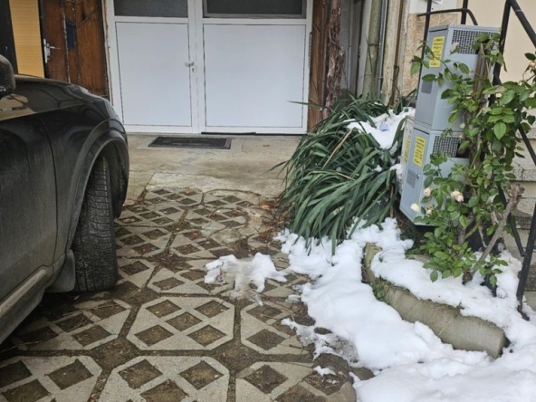 Дава се под наем Гараж / Паркомясто в Благоевград, Еленово 1 - 35 кв.м за 127.5 € - Снимка #1