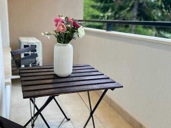 Дава се под наем Двустаен апартамент в София, Изток - 60 кв.м за 484.5 € - Снимка #1