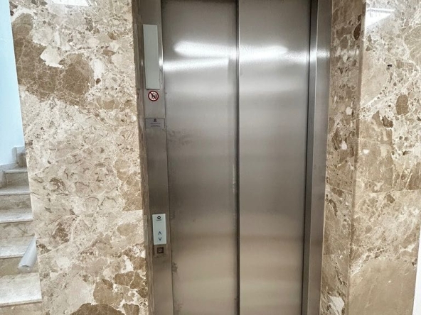 Дава се под наем Тристаен апартамент в София, Студентски град - 120 кв.м за 313000 € - Снимка #1